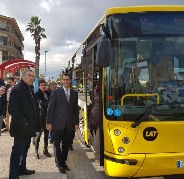 Beniel dispone de una nueva parada de autobús que mejora la seguridad de los viajeros y agiliza la conexión con Murcia